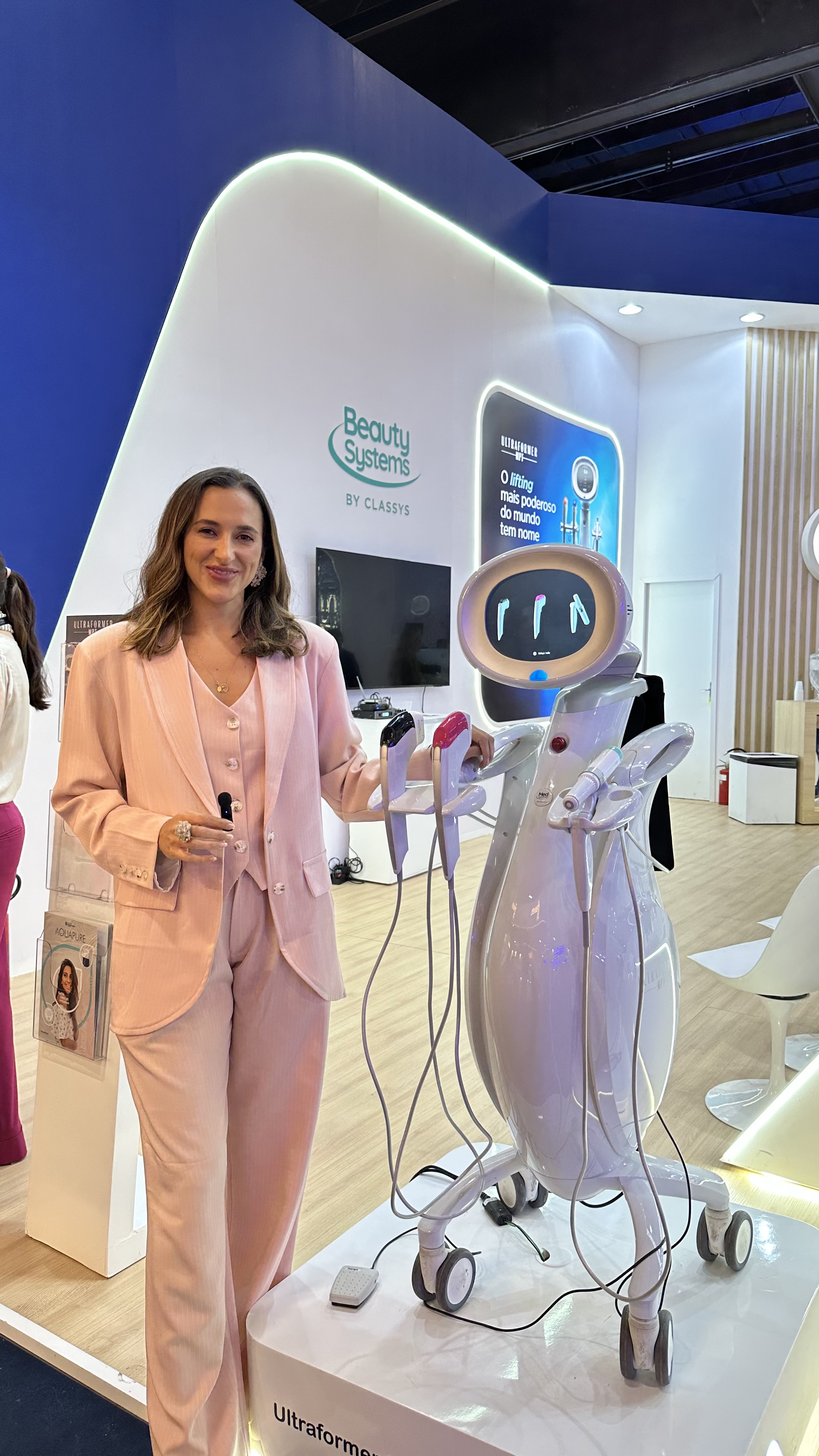 Dra. Vanessa Bulhões ao lado do equipamento Ultraformer MPT